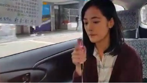 台湾妹子在出租车里唱了一首《小幸运》,声音