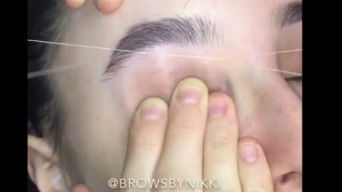 原来中国古老的美容技术挽面已经在外国发扬光大了!各种挽面修眉的过程看起来非常有满足感! - AcFun弹幕视频网 - 认真你就输啦 (ω)ノ- ( ゜- ゜)つロ