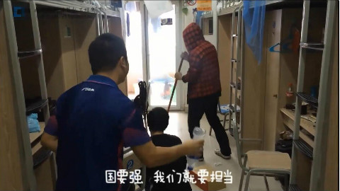 【我的室友是奇葩】自配伴奏演唱强军战歌 - A