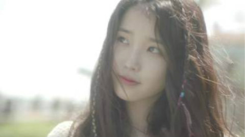 IU现场吉他弹唱《loving you》 - AcFun弹幕视频