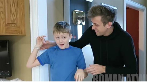 国外一位父亲为了给孩子们一个难忘的早晨,花