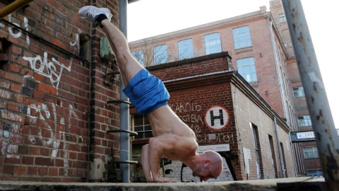 德国兄弟健身--掌握倒立俯卧撑【中字】 - AcF