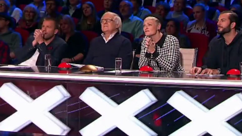 女子达人秀现场“乱画一气” 倒上白粉后惊呆评委 - AcFun弹幕视频网 - 认真你就输啦 (ω)ノ- ( ゜- ゜)つロ