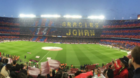 超级震撼!诺坎普球场9万人巨幅马赛克拼图致敬