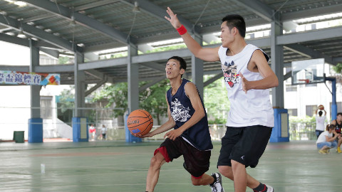 【篮球花絮】中国孩子篮球1对1斗牛视频 - AcFun弹幕视频网 - 认真你就输啦 (ω)ノ- ( ゜- ゜)つロ