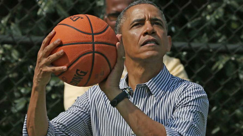视频封面:看看美国总统奥巴马打篮球水平如何