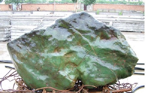 乌鲁木齐惊现26吨巨型玉石专家表示迄今为止最大世所罕见