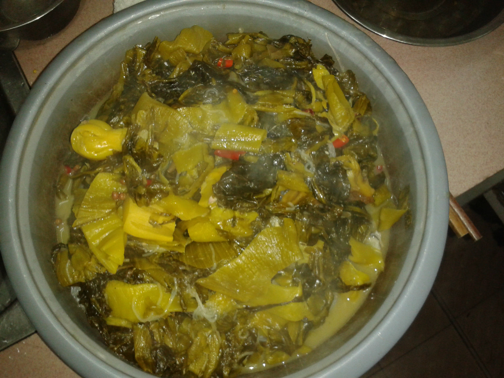 当汤头有了酸菜的味道而酸菜的味道还在的时候马上捞起酸菜 然后放到